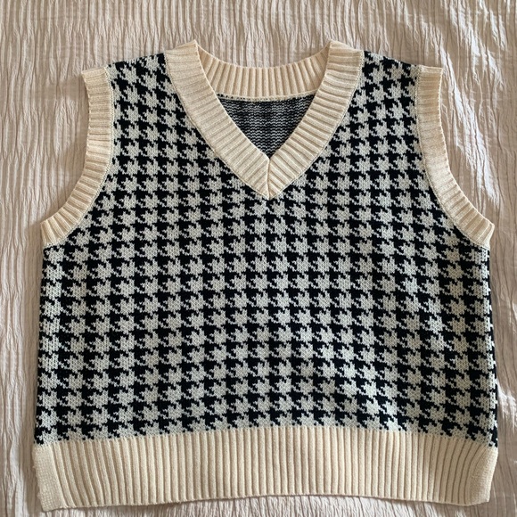 Oversized Houndstooth Sweater Vest 